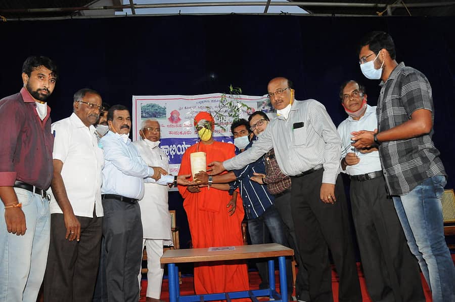 ತುಮಕೂರಿನಲ್ಲಿ ವೃಕ್ಷಾಭಿಯಾನಕ್ಕೆ ಸಿದ್ಧಲಿಂಗ ಸ್ವಾಮೀಜಿ ಚಾಲನೆ ನೀಡಿದರು