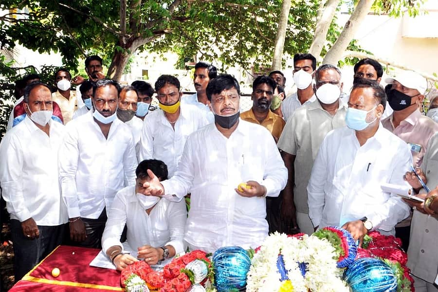 ನಂಜನಗೂಡಿನ ಕೆ.ಎಚ್.ಬಿ. ಕಾಲೊನಿಯ ಉದ್ಯಾನದಲ್ಲಿ ಗುರುವಾರ ನಡೆದ ಸಭೆಯಲ್ಲಿ ಕಾಂಗ್ರೆಸ್ ಮುಖಂಡ ಎಚ್.ಸಿ. ಮಹದೇವಪ್ಪ ಮಾತನಾಡಿದರು