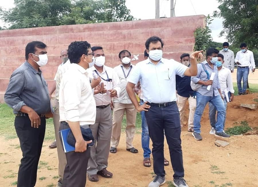 ವಿಜಯನಗರ ಜಿಲ್ಲೆ ವಿಶೇಷ ಅಧಿಕಾರಿ ಅನಿರುದ್ಧ್‌ ಪಿ. ಶ್ರವಣ್‌ ಅವರು ಶುಕ್ರವಾರ ಹೊಸಪೇಟೆಯ ಮುನ್ಸಿಪಲ್‌ ಮೈದಾನಕ್ಕೆ ಭೇಟಿ ನೀಡಿ ಪರಿಶೀಲನೆ ನಡೆಸಿದರು