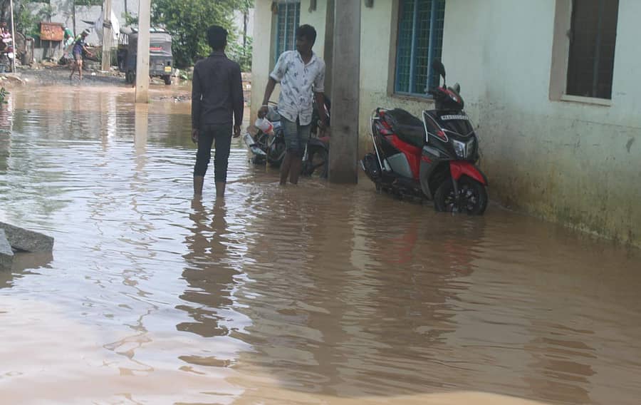 ಕೋಲಾರದ ಶಾಂತಿನಗರದಲ್ಲಿ ಮಳೆ ನೀರು ಕೆರೆಯಂತೆ ನಿಂತಿರುವುದು
