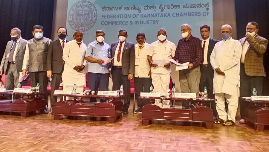 ಬೆಂಗಳೂರಿನಲ್ಲಿ ಗುರುವಾರ ನಡೆದ ಸಭೆಯಲ್ಲಿ ಕರ್ನಾಟಕ ವಾಣಿಜ್ಯೋದ್ಯಮ ಸಂಸ್ಥೆ ಪ್ರತಿನಿಧಿಗಳು ನಗರಾಭಿವೃದ್ಧಿ ಸಚಿವ ಬೈರತಿ ಬಸವರಾಜ ಅವರಿಗೆ ಮನವಿ ಸಲ್ಲಿಸಿದರು