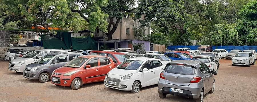 ಹುಬ್ಬಳ್ಳಿಯ ಹಳೇ ಪಿ.ಬಿ ರಸ್ತೆಯಲ್ಲಿರುವ ಬಳಸಿದ ಕಾರುಗಳ ಮಾರಾಟದ ಅಂಗಡಿ ಗ್ರಾಹಕರಿಲ್ಲದ ಭಣಗುಡುತ್ತಿತ್ತು ಪ್ರಜಾವಾಣಿ ಚಿತ್ರ: ಗುರು ಹಬೀಬ