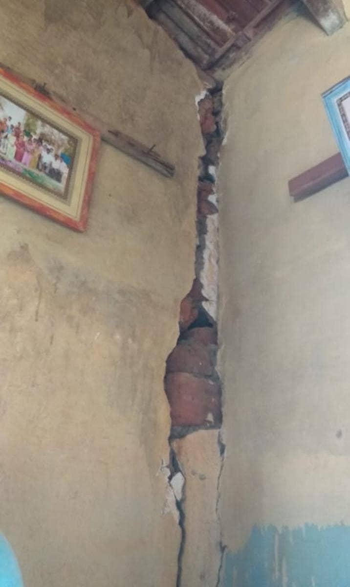 ಶಾಲೆ ಕೊಠಡಿಯ ಗೋಡೆ ಬಿರುಕು ಬಿಟ್ಟಿರುವುದು.