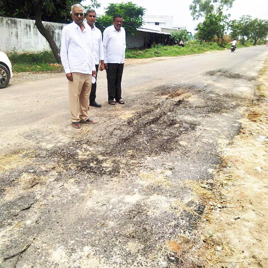 ಸಿಂಧನೂರಿನ ಬಪ್ಪೂರು ರಸ್ತೆಯಲ್ಲಿ ನಿರ್ಮಾಣದ ಹಂತದಲ್ಲಿಯೇ ಡಾಂಬರ್ ಕಿತ್ತಿರುವುದನ್ನು ಎಪಿಎಂಸಿ ಮಾಜಿ ನಿರ್ದೇಶಕ ಟಿ.ಪಂಪನಗೌಡ, ರೈತ ಮುಖಂಡ ನಾಗರಡ್ಡೆಪ್ಪ ಸಾಹುಕಾರ ತೋರಿಸುತ್ತಿರುವುದು