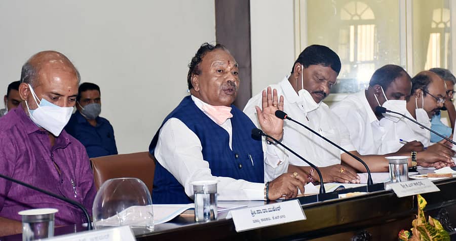 ಮೈಸೂರಿನ ಜಿಲ್ಲಾ ಪಂಚಾಯಿತಿಯಲ್ಲಿ ಶುಕ್ರವಾರ ಸಚಿವ ಕೆ.ಎಸ್.ಈಶ್ವರಪ್ಪ ಅವರು ಗ್ರಾಮೀಣಾಭಿವೃದ್ಧಿ ಮತ್ತು ಪಂಚಾಯತ್ ರಾಜ್ ಇಲಾಖೆಯ ಪ್ರಗತಿಯನ್ನು ಪರಿಶೀಲಿಸಿದರು (ಎಡಚಿತ್ರ) ರಾಜ್ಯ ಗ್ರಾಮೀಣಾಭಿವೃದ್ಧಿ ಮತ್ತು ಪಂಚಾಯತ್ ರಾಜ್‌ ಸಂಸ್ಥೆಯಲ್ಲಿ ಅಬ್ದುಲ್ ನಜೀರ್‌ ಸಾಬ್ ಅವರ ಪುತ್ಥಳಿಯನ್ನು ಸಚಿವ ಕೆ.ಎಸ್.ಈಶ್ವರಪ್ಪ ಶುಕ್ರವಾರ ಪುತ್ಥಳಿಗೆ ಪುಷ್ಪನಮನ ಸಲ್ಲಿಸುವ ಮೂಲಕ ಅನಾವರಣ ಮಾಡಿದರು