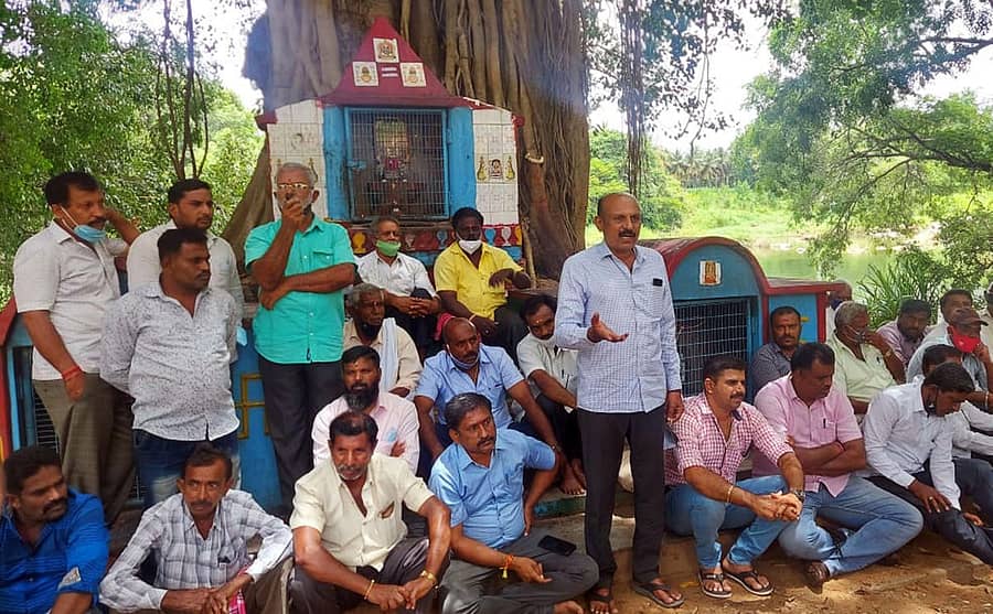 ಶ್ರೀರಂಗಪಟ್ಟಣದ ಪ್ರವಾಸಿ ಮಂದಿರದ ಬಳಿ ಶುಕ್ರವಾರ ನಡೆದ ಅಂಬರೀಶ್ ಅಭಿಮಾನಿಗಳ ಸಭೆಯಲ್ಲಿ ಸಂಘದ ಗೌರವಾಧ್ಯಕ್ಷ ಎಸ್.ಎಲ್.ಲಿಂಗರಾಜು ಮಾತನಾಡಿದರು