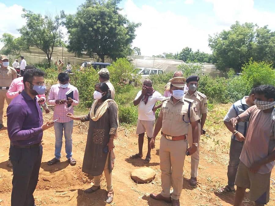 ಸ್ಥಳ ಪರಿಶೀಲಿಸಿದ ತಿಪಟೂರು ಉಪವಿಭಾಗಾಧಿಕಾರಿ ದಿಗ್ವಿಜಯ್ ಬೋಡ್ಕೆ ಮತ್ತು ತಹಶೀಲ್ದಾರ್ ಆರ್.ನಯೀಂಉನ್ನೀಸಾ