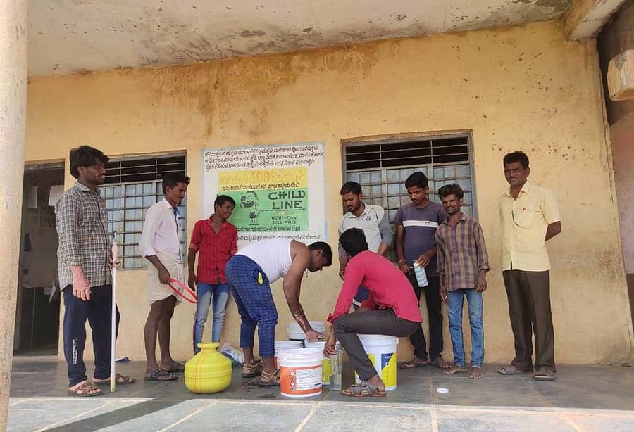 ಕುಕನೂರು ತಾಲ್ಲೂಕಿನ ರ‍್ಯಾವಣಕಿ ಗ್ರಾಮದ ಸರ್ಕಾರಿ ಹಿರಿಯ ಪ್ರಾಥಮಿಕ ಶಾಲೆಗೆ ಗ್ರಾಮದ ಯವಕರು ಬಣ್ಣ ಬಳಿದರು