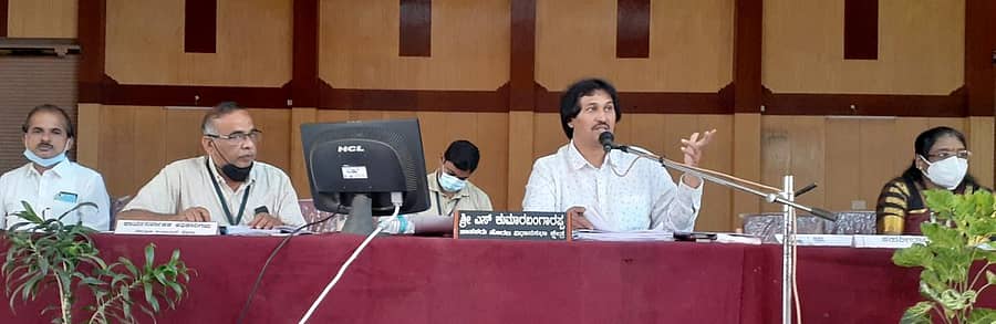 ಸೊರಬದ ರಂಗಮಂದಿರದಲ್ಲಿ ಶುಕ್ರವಾರ ನಡೆದ ತ್ರೈಮಾಸಿಕ ಕೆಡಿಪಿ ಸಭೆಯಲ್ಲಿ ಶಾಸಕ ಕುಮಾರ್ ಬಂಗಾರಪ್ಪ ಮಾತನಾಡಿದರು