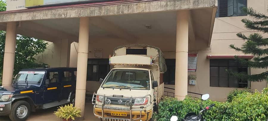 ಖಾನಾಪುರ ತಾಲ್ಲೂಕಿನ ನಂದಗಡ ಠಾಣೆಯ ಪೊಲೀಸರು ವಶಕ್ಕೆ ಪಡೆದ ಅಕ್ಕಿ ಸಾಗಾಣಿಕೆ ವಾಹನ