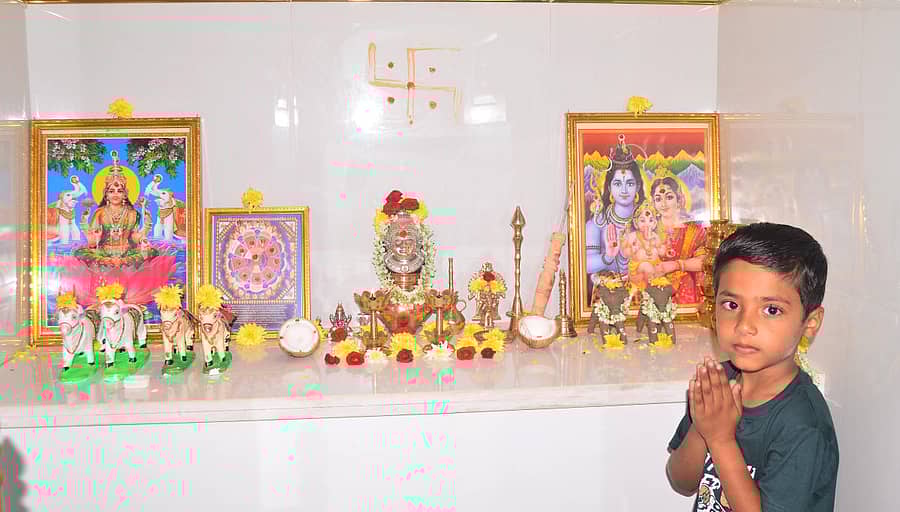 ಯಾದಗಿರಿಯ ರಾಜೀವ ಗಾಂಧಿ ನಗರದ ಮನೆಯೊಂದರಲ್ಲಿ ಮಣ್ಣೆತ್ತಿನ ಅಮಾವಾಸ್ಯೆ ಅಂಗವಾಗಿ ವಿಶೇಷ ಪೂಜೆ ಸಲ್ಲಿಸಲಾಯಿತು