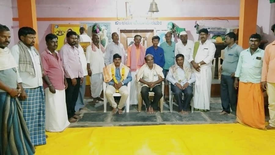 ಯಲಬುರ್ಗಾ ತಾಲ್ಲೂಕಿನ ದಮ್ಮೂರ ಗ್ರಾಮದ ಭೀಮಾಂಬಿಕಾದೇವಿ ಧರ್ಮರಮಠದಲ್ಲಿ ನಡೆದ ಕಾರ್ಯಕ್ರಮದಲ್ಲಿ ಗಣ್ಯರನ್ನು ಸನ್ಮಾನಿಸಲಾಯಿತು