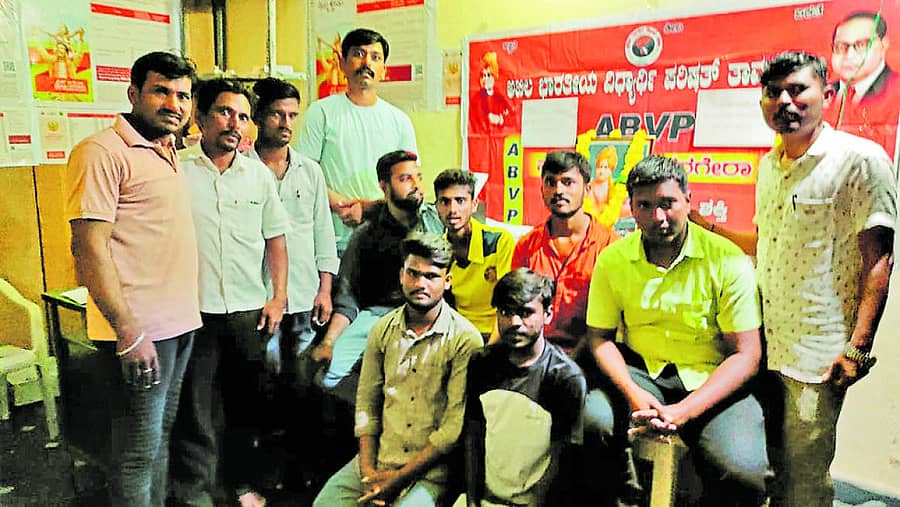 ತಾವರಗೇರಾ ಪಟ್ಟಣದಲ್ಲಿ ಶುಕ್ರವಾರ ಅಖಿಲ ಭಾರತೀಯ ವಿದ್ಯಾರ್ಥಿ ಪರಿಷತ್ತಿನ ಸಂಸ್ಥಾಪನಾ ದಿನಾಚರಣೆ ಆಚರಿಸಲಾಯಿತು