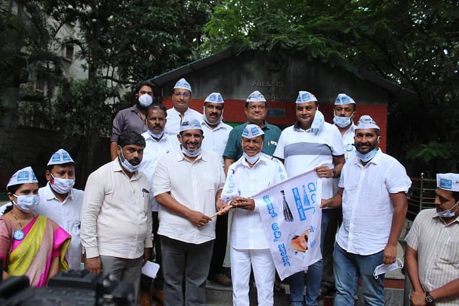 ಬಿಜೆಪಿ ತೊರೆದು ಶುಕ್ರವಾರ ಆಮ್ ಆದ್ಮಿ ಪಕ್ಷಕ್ಕೆ ಸೇರಿದ ಮಾಜಿ ಶಾಸಕ ಎಚ್.ಡಿ. ಬಸವರಾಜು ಅವರನ್ನು ಆಮ್ ಆದ್ಮಿ ಪಕ್ಷದ ರಾಜ್ಯ ಸಂಚಾಲಕ ಪೃಥ್ವಿ ರೆಡ್ಡಿ ಅವರು ಪಕ್ಷದ ಧ್ವಜ ನೀಡಿ ಬರಮಾಡಿಕೊಂಡರು.