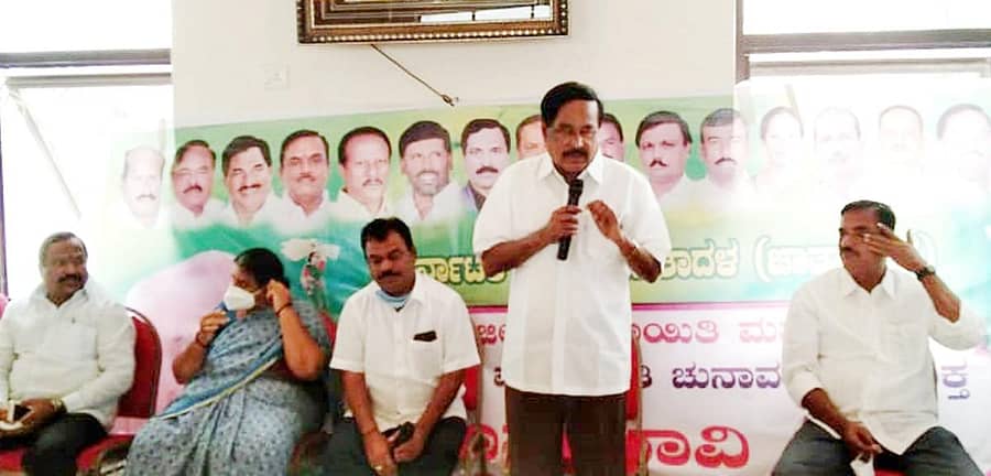 ಜಿ.ಪಂ ಮತ್ತು ತಾ.ಪಂ ಚುನಾವಣೆ ಹಿನ್ನೆಲೆಯಲ್ಲಿ ಕೋಲಾರದಲ್ಲಿ ಶನಿವಾರ ನಡೆದ ಜೆಡಿಎಸ್ ಕಾರ್ಯಕರ್ತರ ಸಭೆಯಲ್ಲಿ ಶಾಸಕ ಕೆ.ಶ್ರೀನಿವಾಸಗೌಡ ಮಾತನಾಡಿದರು