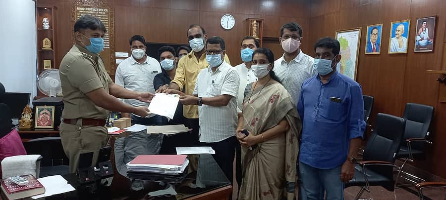 ಬಿಜೆಪಿ ಜಿಲ್ಲಾ ಘಟಕ ಶನಿವಾರ ಜಿಲ್ಲಾ ಪೊಲೀಸ್ ವರಿಷ್ಠಾಧಿಕಾರಿ ಎನ್‌.ವಿಷ್ಣುವರ್ಧನ್‌ ಅವರಿಗೆ ದೂರು.