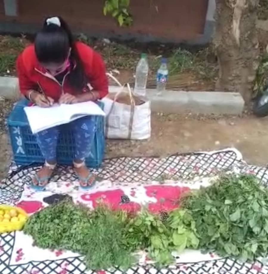 ಸೊಪ್ಪು ಮಾರಾಟ ಮಾಡುತ್ತಿರುವ ಬಾಲಕಿ