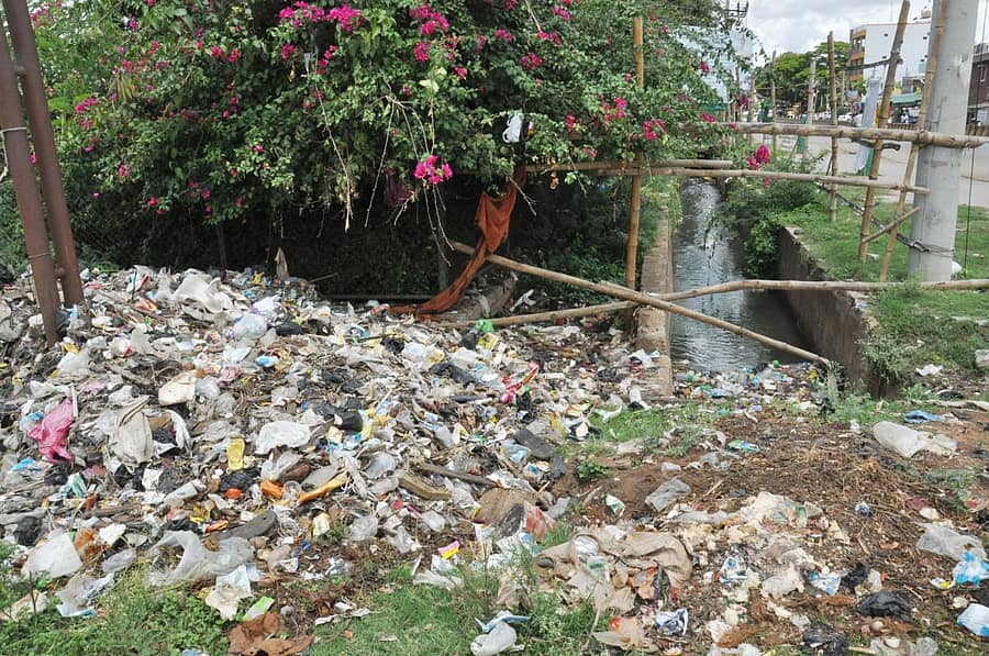 ಚಾಮರಾಜನಗರದ ಸುಧಾಮ ನಗರದಲ್ಲಿರುವ ದೊಡ್ಡ ಚರಂಡಿ ಹಾಗೂ ಅದರ ಪಕ್ಕದಲ್ಲಿ ತ್ಯಾಜ್ಯ ರಾಶಿ ಬಿದ್ದಿರುವುದು