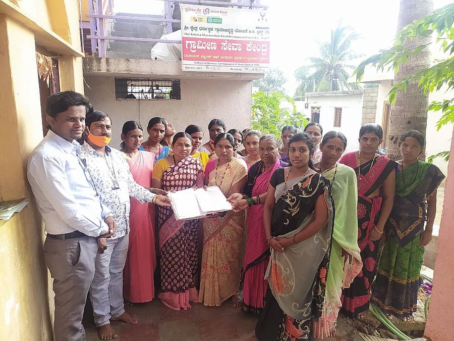ಮುನಿರಾಬಾದ್‌ನ ಕಂಪಸಾಗರ ಗ್ರಾಮದಲ್ಲಿ ಶುಕ್ರವಾರ ಶ್ರೀ ಕ್ಷೇತ್ರ ಧರ್ಮಸ್ಥಳ ಗ್ರಾಮಾಭಿವೃದ್ಧಿ ಯೋಜನೆ ಸ್ವಸಹಾಯ ಸಂಘಗಳಿಗೆ ವಲಯ ಮೇಲ್ವಿಚಾರಕ ಮಹಾಂತೇಶ ಲಾಭಾಂಶ ಹಸ್ತಾಂತರಿಸಿದರು