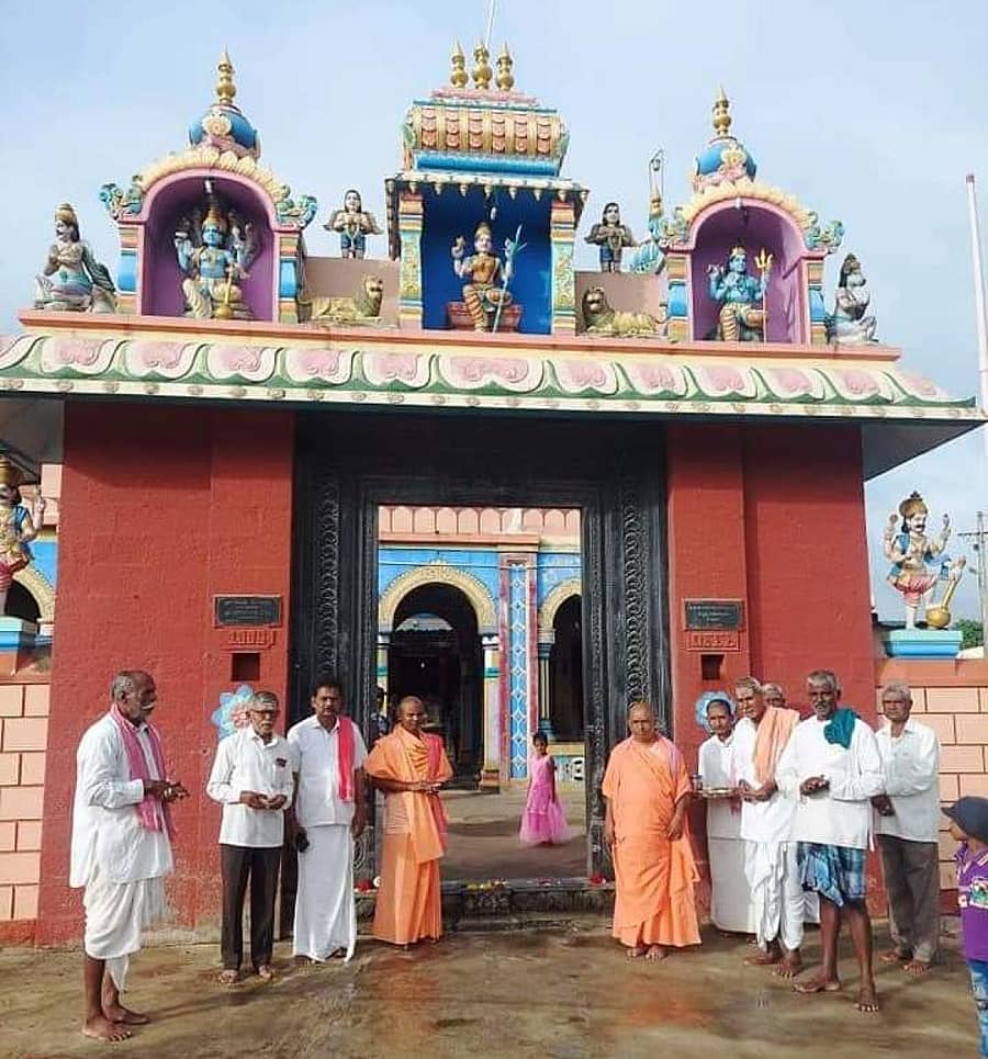 ಸುಕ್ಷೇತ್ರ ಇಂಚಲ ಶಿವಯೋಗೀಶ್ವರ ಸಾಧು ಸಂಸ್ಥಾನಮಠದ ಹೆಬ್ಬಾಗಿಲು ತೆರೆದು ಭಕ್ತರ ದರ್ಶನಕ್ಕೆ ಅವಕಾಶ ಕಲ್ಪಿಸಿರುವುದು