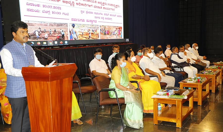 ಶಿವಮೊಗ್ಗದ ಪ್ರೇರಣಾ ಸಭಾಂಗಣದಲ್ಲಿ ಜಿಲ್ಲೆಯ ಗ್ರಾಮ ಪಂಚಾಯಿತಿ ಅಧ್ಯಕ್ಷ, ಉಪಾಧ್ಯಕ್ಷ ಹಾಗೂ ಪಿಡಿಒಗಳಿಗೆ ಶನಿವಾರ ಆಯೋಜಿಸಿದ್ದ ಒಂದು ದಿನದ ತರಬೇತಿ ಕಾರ್ಯಾಗಾರದಲ್ಲಿ ಸಂಸದ ಬಿ.ವೈ.ರಾಘವೇಂದ್ರ ಮಾತನಾಡಿದರು. ಉಸ್ತುವಾರಿ ಸಚಿವ ಕೆ.ಎಸ್. ಈಶ್ವರಪ್ಪ ಇದ್ದರು.