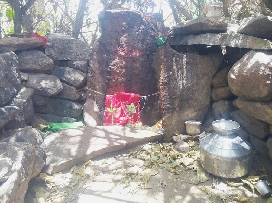 ಗುಂಡಲಬಂಡಿ ಹತ್ತಿರ ಹೀರೆ ಹಳ್ಳದ ಸಮೀಪದ ಇರುವ ಕೊರವಂಜಿ ದೇವಸ್ಧಾನ