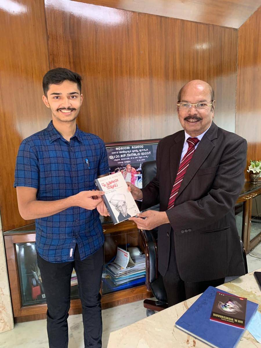 ಎಂ.ಆರ್.ದೊರೆಸ್ವಾಮಿ ಅವರೊಂದಿಗೆ ಸಾರಂಗ್ ರವೀಂದ್ರ