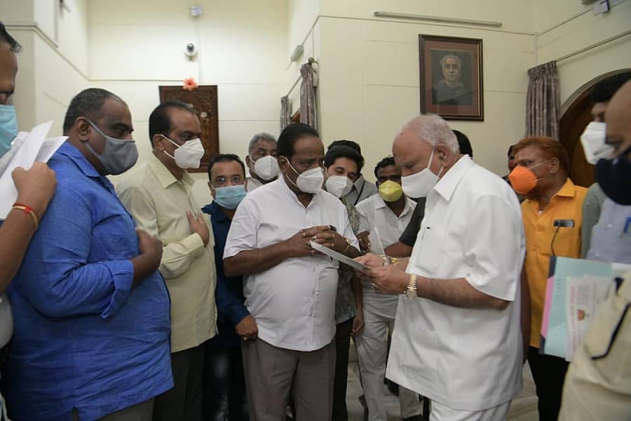 ಮಾರುಕಟ್ಟೆ ಸ್ಥಳಾಂತರಿಸುವ ಸಂಬಂಧ ಕಲಾಸಿಪಾಳ್ಯ ತರಕಾರಿ ಮತ್ತು ಹಣ್ಣು ಸಗಟು ವರ್ತಕರ ಸಂಘದ ಪದಾಧಿಕಾರಿಗಳು ಮುಖ್ಯಮಂತ್ರಿ ಬಿ.ಎಸ್.ಯಡಿಯೂರಪ್ಪ ಅವರಿಗೆ ಮನವಿ ಸಲ್ಲಿಸಿದರು.