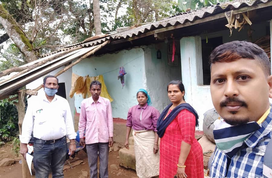 ಮೂಡಿಗೆರೆ ತಾಲ್ಲೂಕಿನ ಚಟ್ಟಗಟ್ಟ ಗ್ರಾಮದಲ್ಲಿ ಗ್ರಾಮ ಪಂಚಾಯಿತಿ ಸಿಬ್ಬಂದಿ ಸಮೀಕ್ಷೆ ನಡೆಸಿದರು