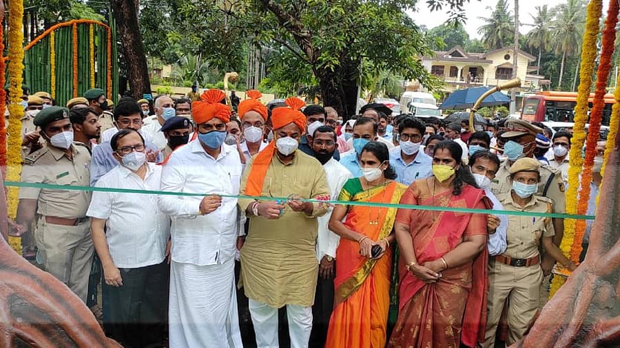 ಹೆಬ್ರಿಯಲ್ಲಿ ಅರಣ್ಯ ಇಲಾಖೆಯು ನಿರ್ಮಿಸಿದ ಸಾಲು ಮರದ ತಿಮ್ಮಕ್ಕ ವೃಕ್ಷೋದ್ಯಾನವನ್ನು ಅರಣ್ಯ ಸಚಿವ ಅರವಿಂದ ಲಿಂಬಾವಳಿ ಲೋಕಾರ್ಪಣೆ ಮಾಡಿದರು