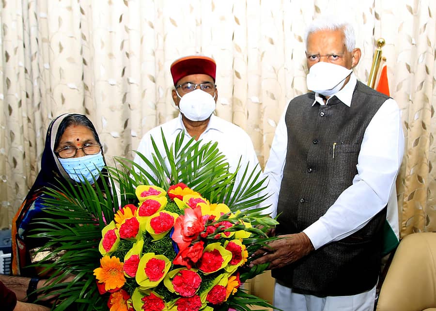 ಥಾವರಚಂದ್ ಗೆಹಲೋತ್ ಮತ್ತು ಅವರ ಪತ್ನಿಯನ್ನು ರಾಜ್ಯಪಾಲ ವಜುಭಾಯಿ ವಾಲಾ ಪುಷ್ಪಗುಚ್ಛ ನೀಡಿ ಸ್ವಾಗತಿಸಿದರು
