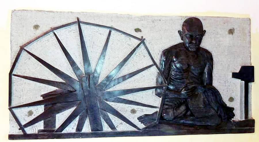 ಚರಕದೊಂದಿಗೆ ಮಹಾತ್ಮ ಗಾಂಧಿ