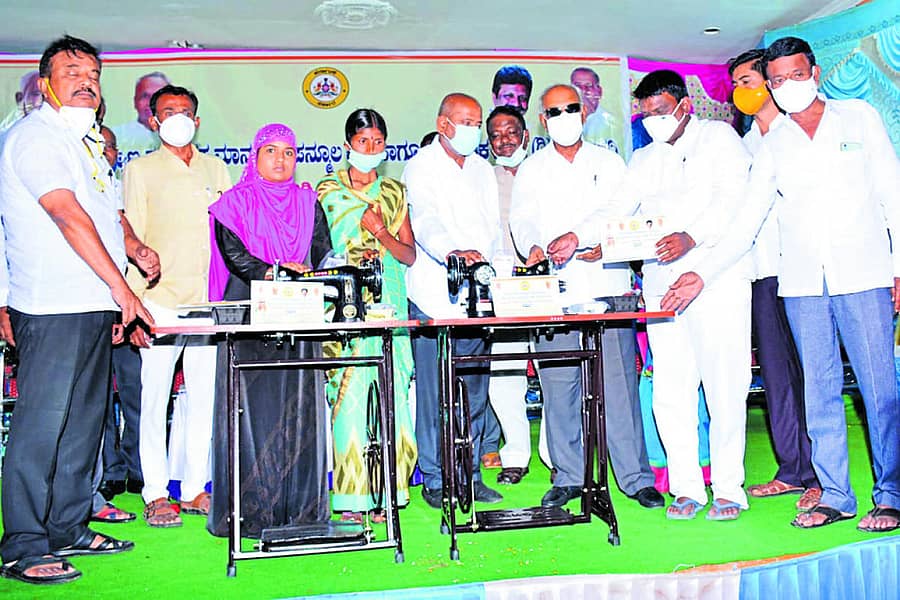 ಯಲಬುರ್ಗಾ ಪಟ್ಟಣದಲ್ಲಿ ಮಹಿಳೆಯರಿಗೆ ಹೊಲಿಗೆ ಯಂತ್ರ ವಿತರಿಸಲಾಯಿತು