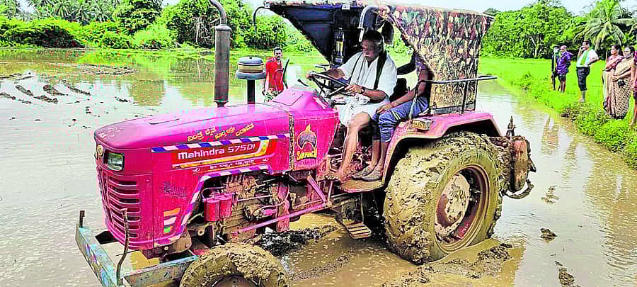 ಮೂಲ್ಕಿ ಬ್ಲಾಕ್ ಕಾಂಗ್ರೆಸ್‌ ಕಿಸಾನ್ ಘಟಕದ ವತಿಯಿಂದ ನಡೆದ ಹಡಿಲು ಗದ್ದೆ ಉಳುಮೆ ಕಾರ್ಯದಲ್ಲಿ ಅಭಯಚಂದ್ರ ಜೈನ್ ಟ್ರ್ಯಾಕ್ಟರ್ ಚಲಾಯಿಸಿದರು.