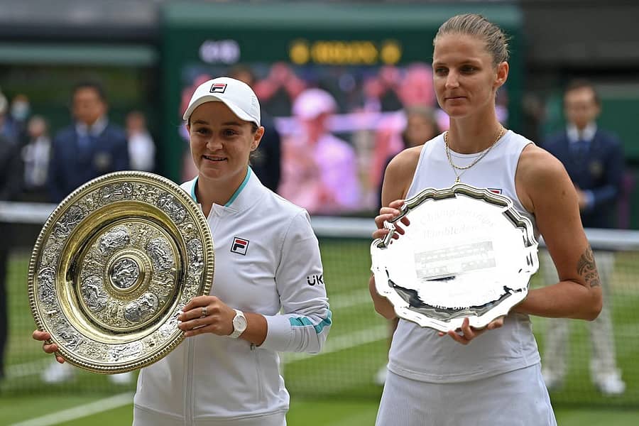 ಪ್ರಶಸ್ತಿಯೊಂದಿಗೆ ಚಾಂಪಿಯನ್‌ ಆ್ಯಶ್ಲಿ ಬಾರ್ಟಿ (ಎಡ) ಮತ್ತು ರನ್ನರ್ ಅಪ್ ಕರೊಲಿನಾ ಪ್ಲಿಸ್ಕೋವ –ಎಎಫ್‌ಪಿ ಚಿತ್ರ