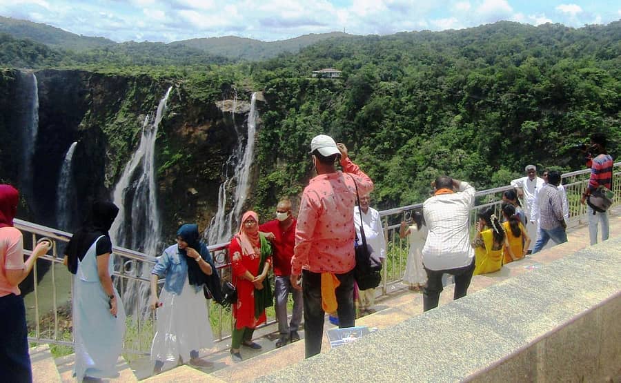 ಜೋಗದಲ್ಲಿ ಪ್ರವಾಸಿಗರ ಫೋಟೊ ಕ್ಲಿಕ್ಕಿಸುತ್ತಿರುವ ಛಾಯಾಗ್ರಾಹಕರು