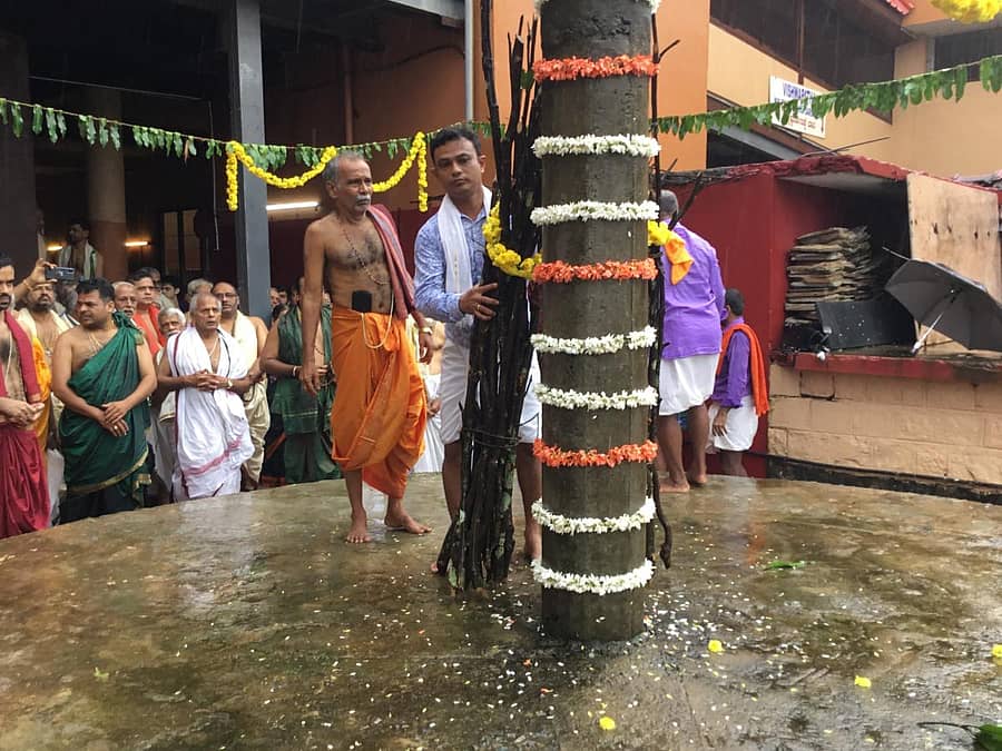 ಮುಂದಿನ ಕೃಷ್ಣಾಪುರ ಮಠದ ಪರ್ಯಾಯ ಪೂರ್ವಭಾವಿಯಾಗಿ ಭಾನುವಾರ ಕೃಷ್ಣಮಠದಲ್ಲಿ ಕಟ್ಟಿಗೆ ಮುಹೂರ್ತ ನೆರವೇರಿತು.