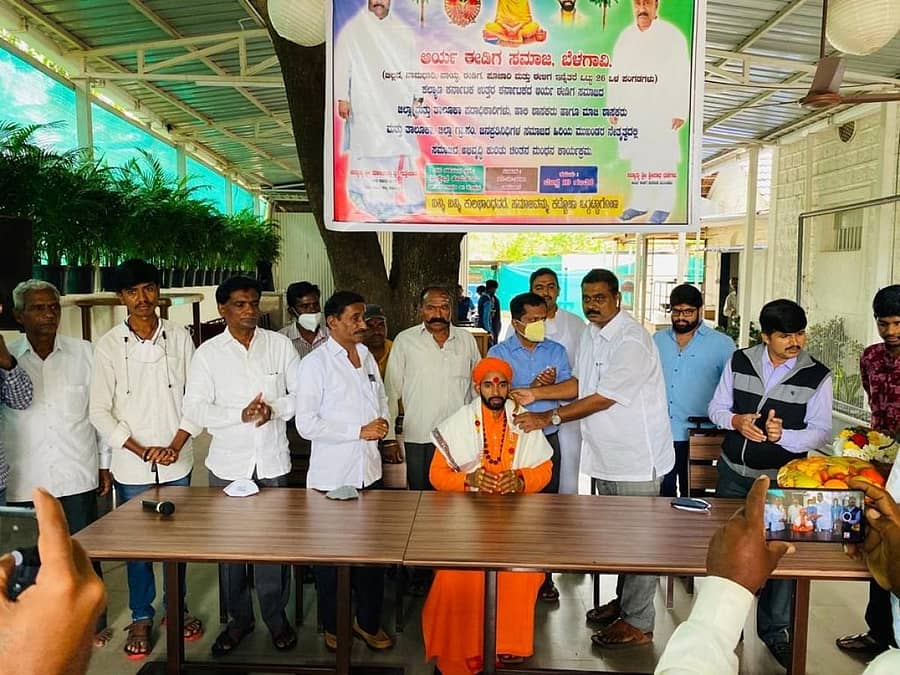 ಬೆಳಗಾವಿಯಲ್ಲಿ ಭಾನುವಾರ ನಡೆದ ಸಭೆಯಲ್ಲಿ ಆರ್ಯ ಈಡಿಗ ಸಮಾಜದ ಪ್ರಣವಾನಂದ ರಾಮಸ್ವಾಮೀಜಿ ಅವರನ್ನು ಮುಖಂಡರು ಸತ್ಕರಿಸಿದರು