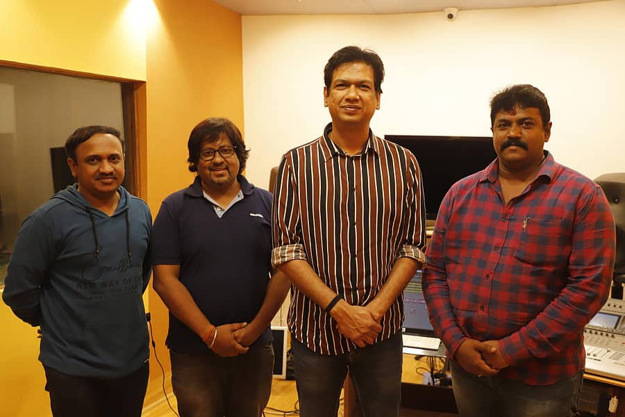 ‘ಫಾರ್ ರಿಜಿಷ್ಟ್ರೇಷನ್’ ಚಿತ್ರದ ಹಾಡಿನ ರೆಕಾರ್ಡಿಂಗ್ ವೇಳೆ ನವೀನ್ ದ್ವಾರಕಾನಾಥ್, ಗಾಯಕ ವಿಜಯ ಪ್ರಕಾಶ್, ಹರೀಶ್ ಆರ್.ಕೆ., ನವೀನ್ ರಾವ್