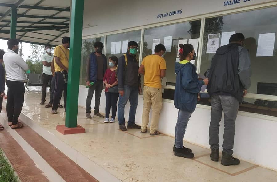 ಬಂಡೀಪುರದಲ್ಲಿ ಸಫಾರಿಗಾಗಿ ಟಿಕೆಟ್‌ ಖರೀದಿಸುವುದರಲ್ಲಿ ನಿರತರಾಗಿದ್ದ ಪ್ರವಾಸಿಗರು