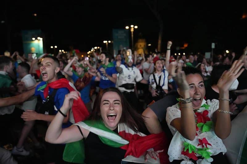 ಇಟಲಿ ತಂಡದ ಅಭಿಮಾನಿಗಳು ವಿಜಯೋತ್ಸವದಲ್ಲಿ ಪಾಲ್ಗೊಂಡಿರುವುದು