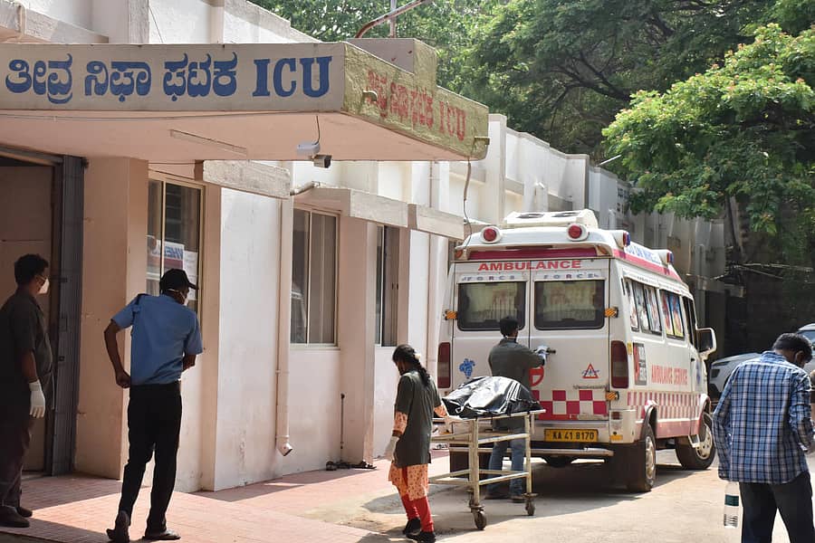 ಕೊರೊನಾ ಸೋಂಕಿತರಿಗೆ ಚಿಕಿತ್ಸೆ ನೀಡುತ್ತಿರುವ ಕೆ.ಸಿ. ಜನರಲ್ ಆಸ್ಪತ್ರೆಯ ಐಸಿಯು ಘಟಕ – ಪ್ರಜಾವಾಣಿ ಚಿತ್ರ