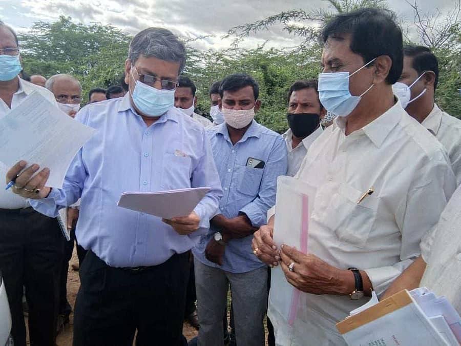 ಗೌರಿಬಿದನೂರು ನಗರ ಹೊರವಲಯದಲ್ಲಿರುವ ಬೈಪಾಸ್ ರಸ್ತೆಯ ಕಾಮಗಾರಿ ಪರಿಶೀಲಿಸಿದ ಐ.ಕೆ. ಪಾಂಡೆ