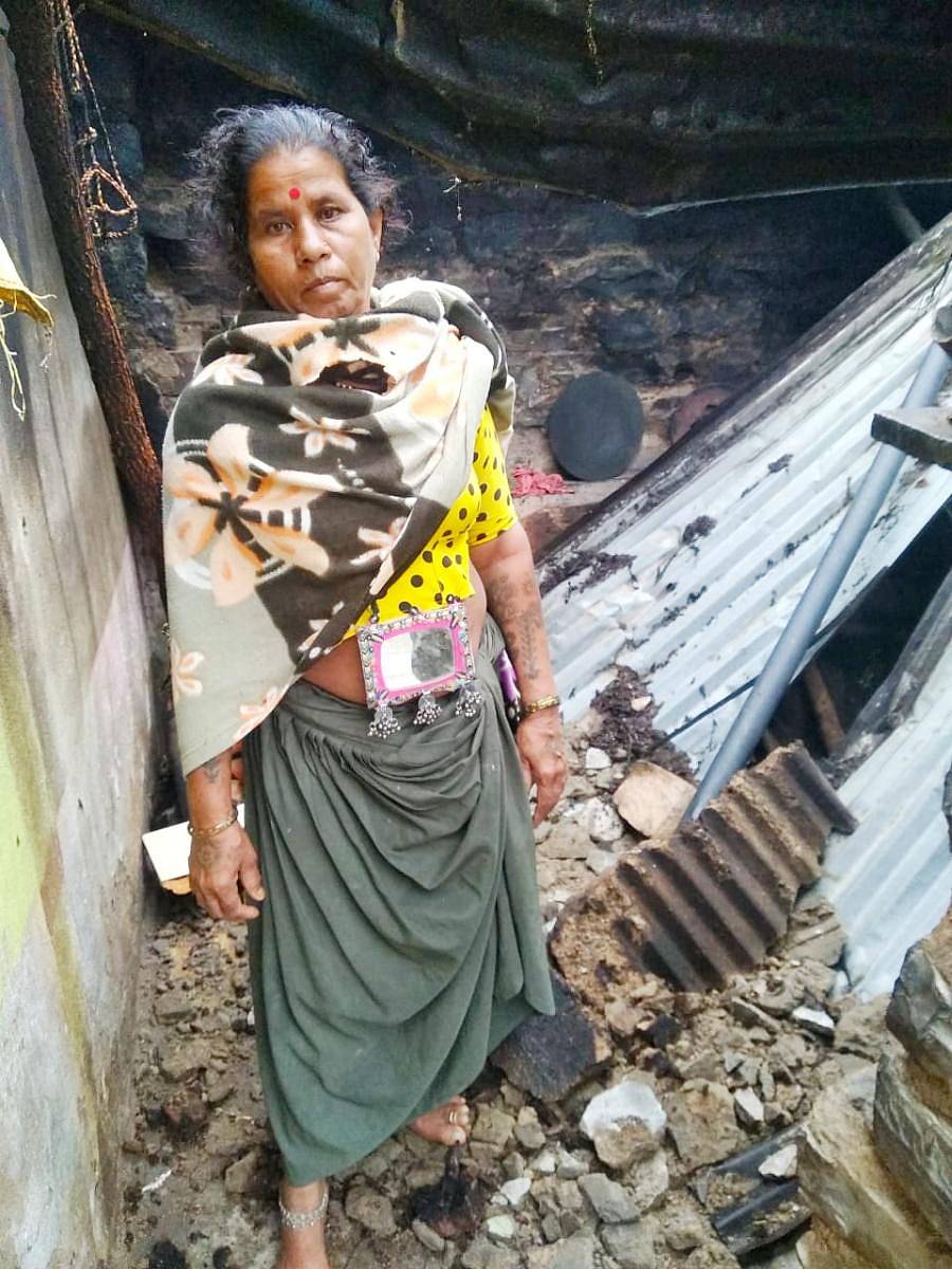 ವೆಂಕಟೇಶ ನಗರ ದೊಡ್ಡ ತಾಂಡಾದಲ್ಲಿ ಮನೆ ಕುಸಿದಿದೆ