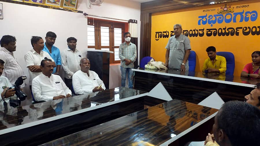 ಹನುಮಸಾಗರ ಸಮೀಪದ ಕಾಟಾಪೂರ ಗ್ರಾಮದಲ್ಲಿ ನಡೆದ ಗ್ರಂಥಾಲಯ ಉದ್ಘಾಟನಾ ಕಾರ್ಯಕ್ರಮದಲ್ಲಿ ಶಾಸಕ ಅಮರೇಗೌಡ ಮಾತನಾಡಿದರು
