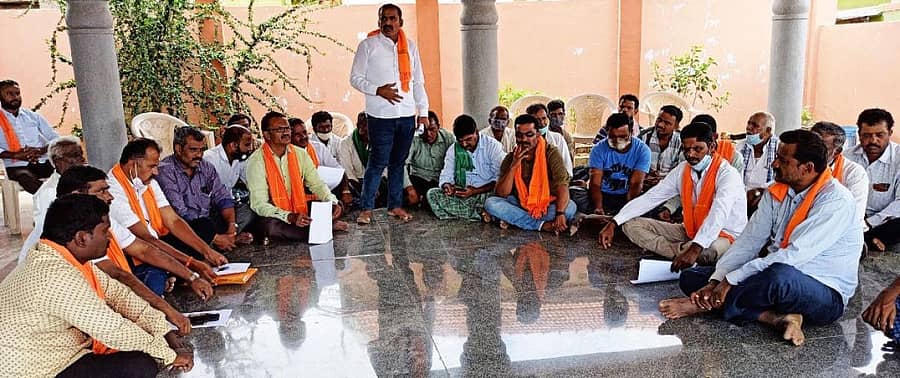 ಪಾಂಡವಪುರ ತಾಲ್ಲೂಕಿನ ಬೇಬಿ ಗ್ರಾಮದ ಮರಿದೇವರು ಸ್ವಾಮೀಜಿ ಗದ್ದುಗೆಯ ಬಳಿ ಬಿಜೆಪಿ ಕಾರ್ಯಕರ್ತರು ಸಭೆ ನಡೆಸಿದರು