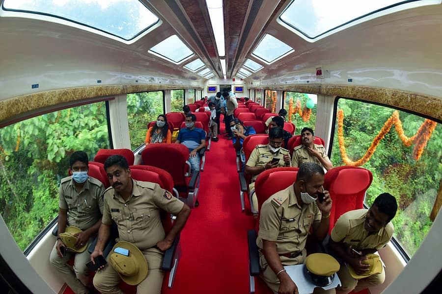 ವಿಸ್ಟಾ ಡೋಮ್ ಬೋಗಿಯಲ್ಲಿ ಪಶ್ಚಿಮ ಘಟ್ಟಗಳ ಸೌಂದರ್ಯ ಸವಿದ ಪ್ರಯಾಣಿಕರು –ಪ್ರಜಾವಾಣಿ ಚಿತ್ರ/ಇರ್ಷಾದ್ ಮಹಮ್ಮದ್