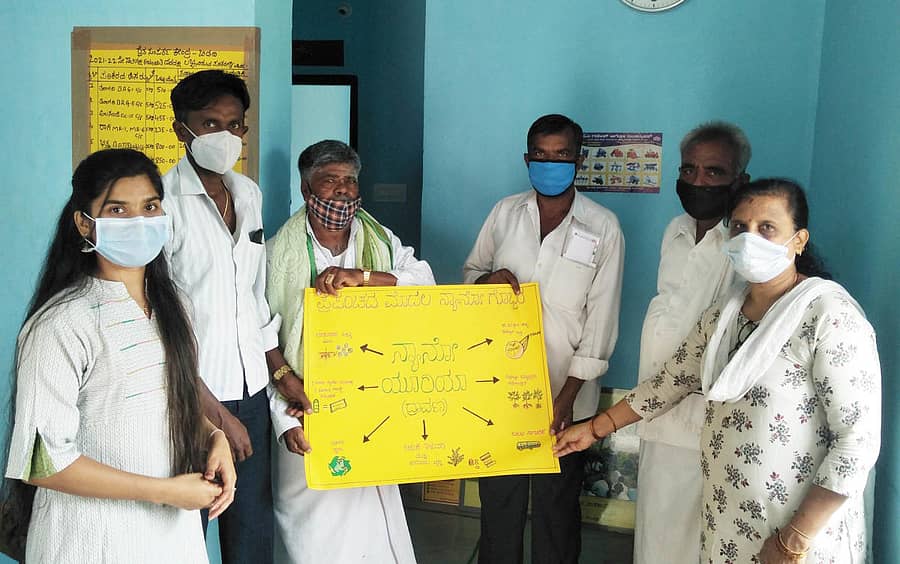 ಬಿಡದಿ ರೈತಸಂಪರ್ಕ ಕೇಂದ್ರದ ಬಳಿ ಕೃಷಿ ಸಂಶೋಧನಾ ವಿದ್ಯಾರ್ಥಿ ಶೀತಲ್ ಅವರು ರೈತರಿಗೆ ನ್ಯಾನೊ ಯೂರಿಯ ಕುರಿತು ಮಾಹಿತಿ ನೀಡಿದರು