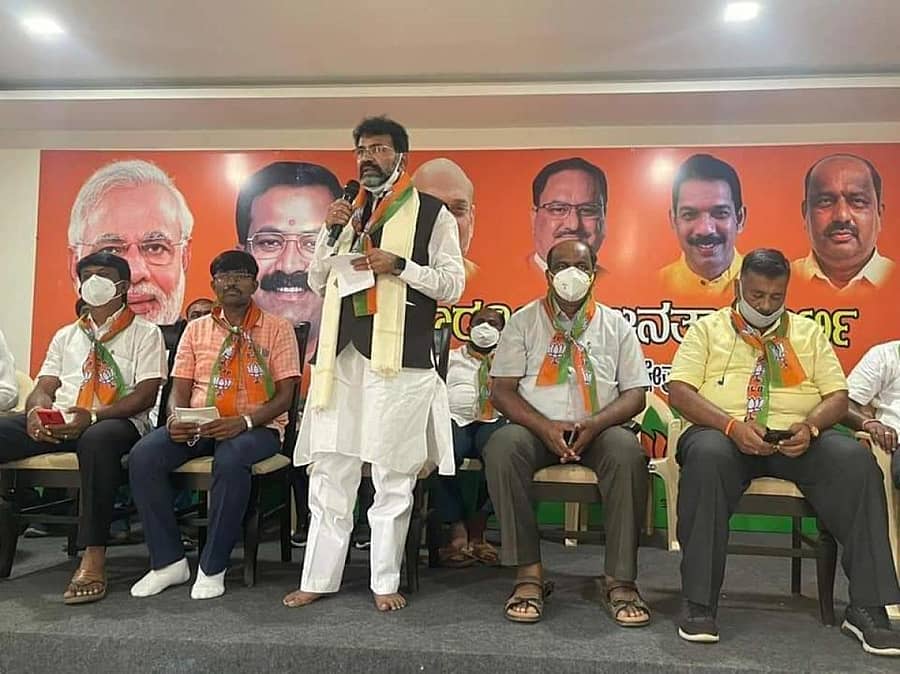 ಸಭೆಯಲ್ಲಿ ಚಲವಾದಿ ನಾರಾಯಣಸ್ವಾಮಿ ಮಾತನಾಡಿದರು