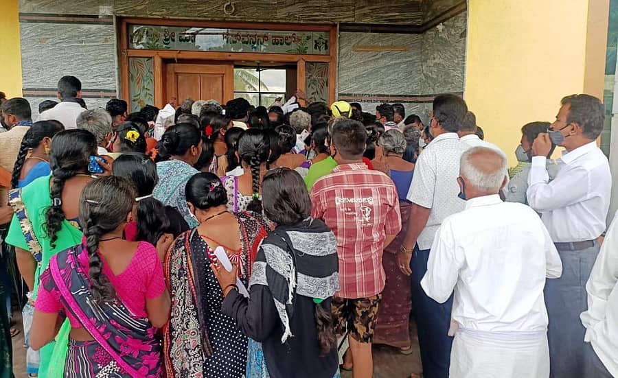 ಚನ್ನಪಟ್ಟಣದಲ್ಲಿ ಕಾರ್ಮಿಕ ಇಲಾಖೆ ವತಿಯಿಂದ ನೀಡಿದ ದಿನಸಿ ಕಿಟ್ ಪಡೆಯಲು ಮುಗಿಬಿದ್ದಿದ್ದ ಕಟ್ಟಡ ಕಾರ್ಮಿಕರು